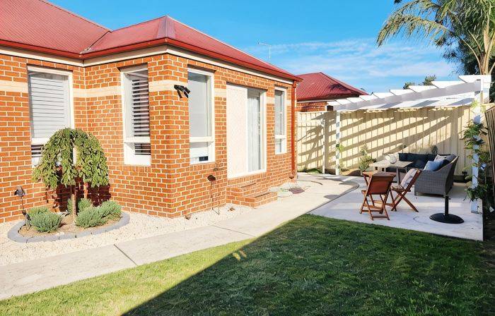 The Chateau -perfectly located, walking distance to town, train station & parks.