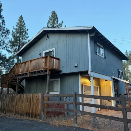 Clean & Cosy 3-bedroom house with hot tub in Stateline, close to Heavenly