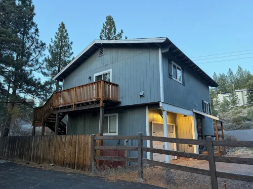 Clean & Cosy 3-bedroom house with hot tub in Stateline, close to Heavenly - 4-Star