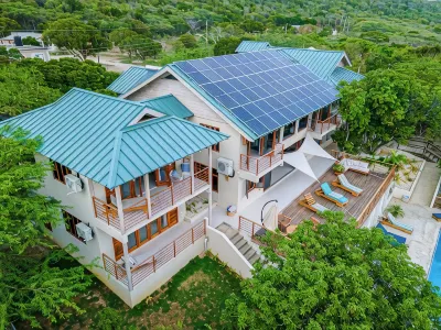 Hawksbill - 4 BR Villa in Treasure Beach w/ AC, WiFi, Private Cove & Staff Hotels in 