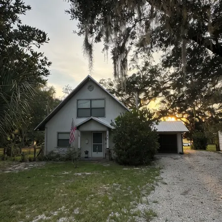 Monkey Business  – Private Lake, Dock, Stunning Views, Close to Gainesville UF