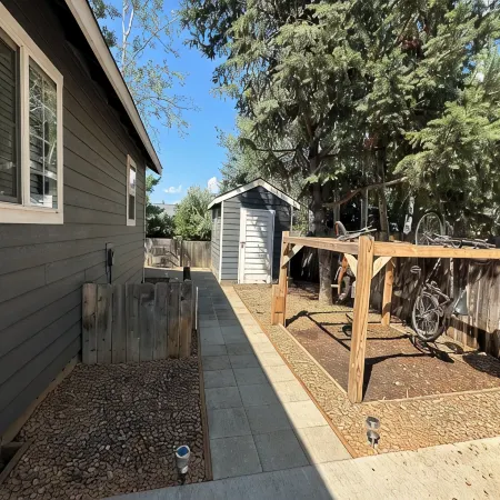 Cozy Queen, Private Bathroom and Entryway