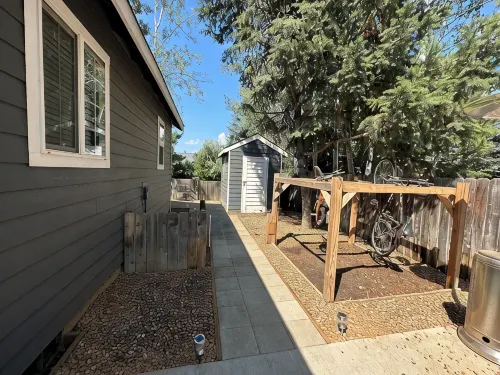 Cozy Queen, Private Bathroom and Entryway