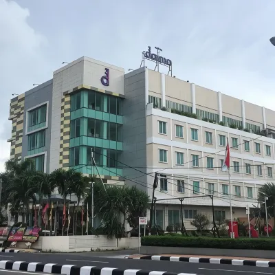 Daima Hotel Padang Các khách sạn gần Bãi biển Cimpago Padang