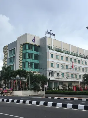 Daima Hotel Padang - piscina