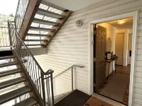 Cozy Chelan Condo, Lake & Mountain Views Hotels in Chelan