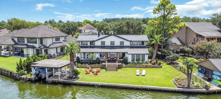 Unobstructed open water lake house for friends & family fun w/Tesla charger Hotels in Conroe