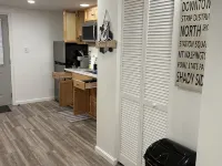Riverside Retreat, a charming studio near Oakmont and Pittsburgh with WiFi, AC Hotels in Harmar Township