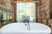 Roan Mountain Charming Cabin Hot Tub Close to Hiking Dogs Welcome