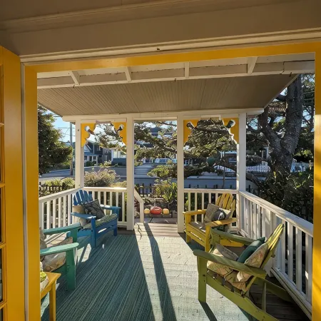 Beachy Chic Seaside Retreat-gas fireplace & firepit, steps to beach, prom & town