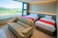Ramada Encore by Wyndham Asan - 駐車場