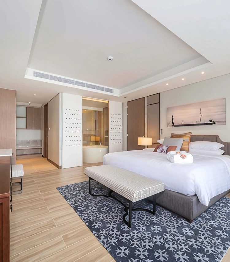 รูปภาพของStylish Lakeview Apt | 2BR 2BA + Balcony Views and Private Jacuzzi