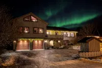 Lofoten Aurora House | Cozy & Private Stay with Fireplace โรงแรมใน
