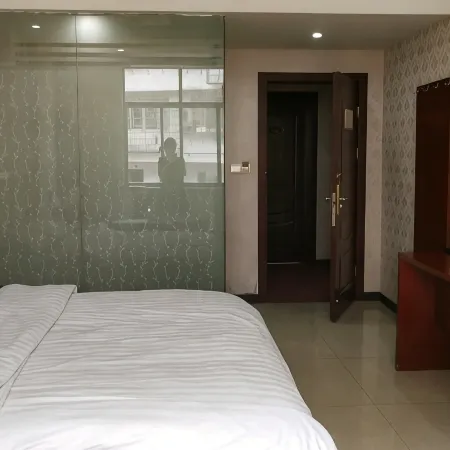 Yifeng Hongteng Business Hotel