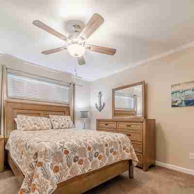 Snowbird Discounts! Located in the Heart of Destin! Rooms