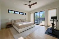 The Modern Glass Haus - Main St - DT Port Sanilac, walkable, hot tub open!