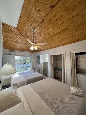 Wonderful 2 Bedroom 2 Bath Ocean Villa just quick walk from Treasure Cay Beach! のホテル