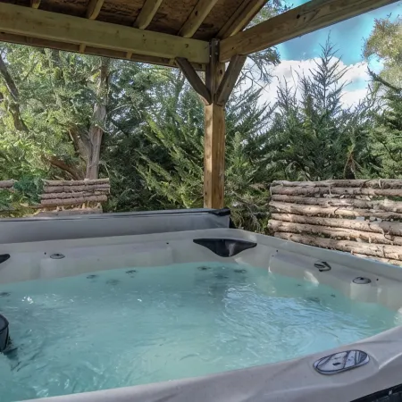 Fireside Cabin w/Hot Tub. 2 Bedrooms w/3 Queen Beds. Spacious