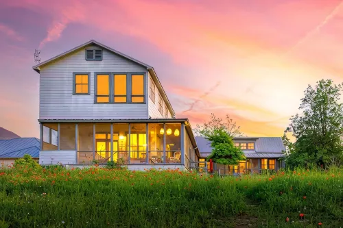 Castroville Riverfront Cottage - Fire Pit, 3 Bedroom, Screen Porch, Kid Friendly - Wifi