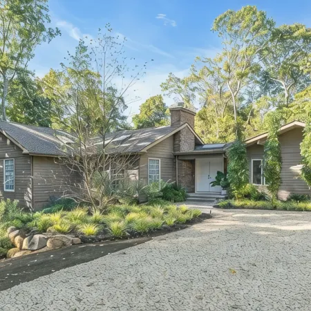 3BR secluded gem w/ pool, minutes to beaches/marinas, walk to town & restaurants