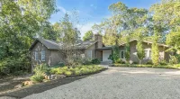 3BR secluded gem w/ pool, minutes to beaches/marinas, walk to town & restaurants
