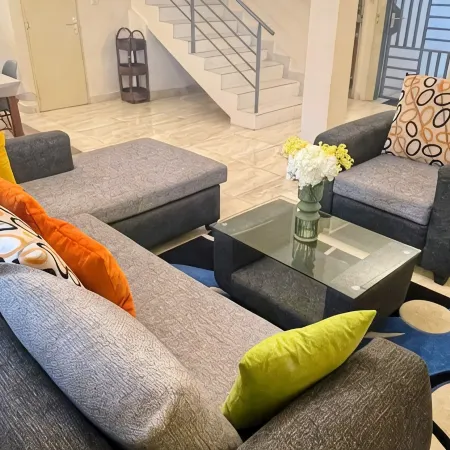 La Siesta Abidjan-Charming 2-bedroom Split-Mezzanine level apartment; WiFi-AC.
