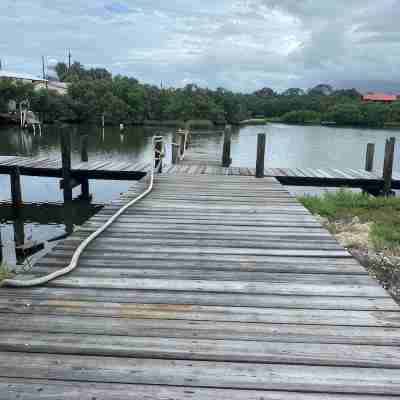 Charming waterfront 2 bedroom with bonus room that sleeps 8 in scenic Cedar Key Others