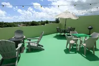 Renovated Penthouse at Aquatika - 5 Pools & Beach Access - Apartments