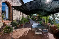 XII century farmhouse on the hills above Lucca with chef. Only local food. - Villas
