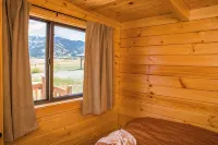 距小鎮4英里、距機場16分鐘，山景、空調、WiFi的溫馨原木小屋 - 木屋