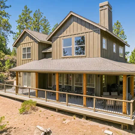 Beautiful Home Overlooking the River-Minutes to IT All-Updated Kitchen!
