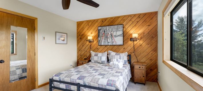 New Hampshire vacation getaway with gorgeous mountain views—ski, hike, swim! Hotels in Thornton