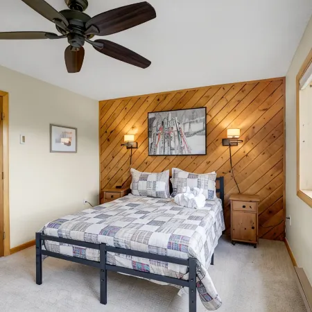 New Hampshire vacation getaway with gorgeous mountain views—ski, hike, swim!