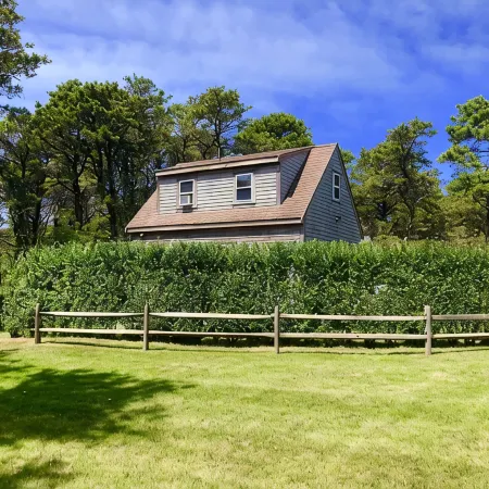 Charming Post and Beam Cottage! Walk to the beach, Tennis, Bike Path, & Shuttle