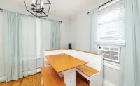 Simple and Sweet I 2 BR 1 BA Home in Lansing - บังกะโล