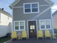 1 block to lake, 2 blocks-Surf Ballroom, & 3 blocks-City Park-Perfect posh stay! Hotels in Clear Lake