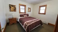 Kaiser House Sleeps 8, Traverse City 3 minutes away!  Pet friendly - Homestays