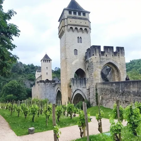 Le Petit Valentré Avec sa Superbe vue sur le Célèbre Pont et la Rivière Lot