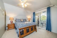 Unwind in Riverfront Comfort — Hot Tub, Fire Pit, Boat Slip, Kayaks - Country Houses