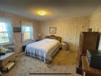Scenic 4-bedroom Farm House, Tree Farm & Arboretum with trails in Sugar Grove - 3-Star