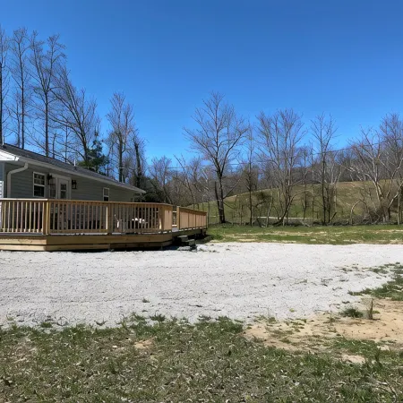 Trailer and pet-friendly! Hot tub! Minutes to Windrock and Frozen Head!