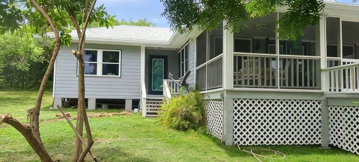 Beautiful home with wifi, tv, A/C, private dock, & backup generator power Hotels in Elbow Cay