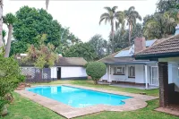 Cozy Suburban Home with big pool, <5 minutes to City, Avondale/Groombridge shops - Private Pools