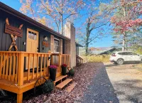Mtn Views, Guests Rave:FamilyFriendly Cottage, GameRoom, Mins to Lake Laura - Chalets