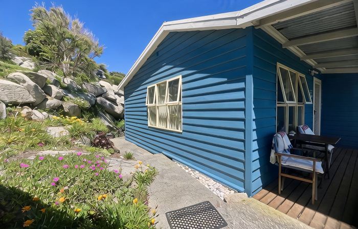 BINALONG BEACH COTTAGE  Beachfront Next door to restaurant. King Bed for couples
