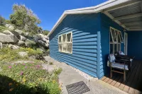 BINALONG BEACH COTTAGE  Beachfront Next door to restaurant. King Bed for couples