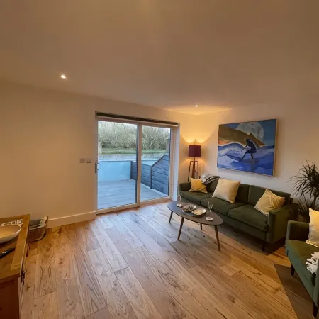 2 Bedroom Canalside Apartment in Bude, Walking Distance to Sandy Beach and Town