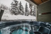 Ski in Ski out condo with private Hot Tub backing on Golf course. 2 bed 2 bath.