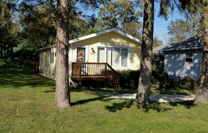 Cozy Bungalow house by the lake