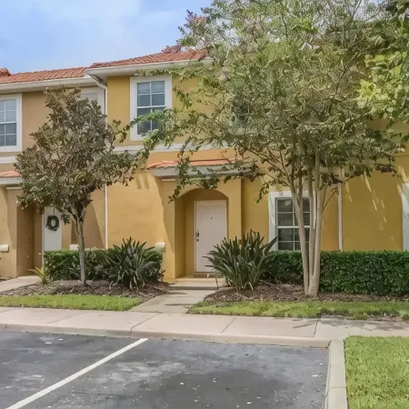 Cozy 2-bedroom townhome in lovely gated community in Kissimmee- Close to Disney.